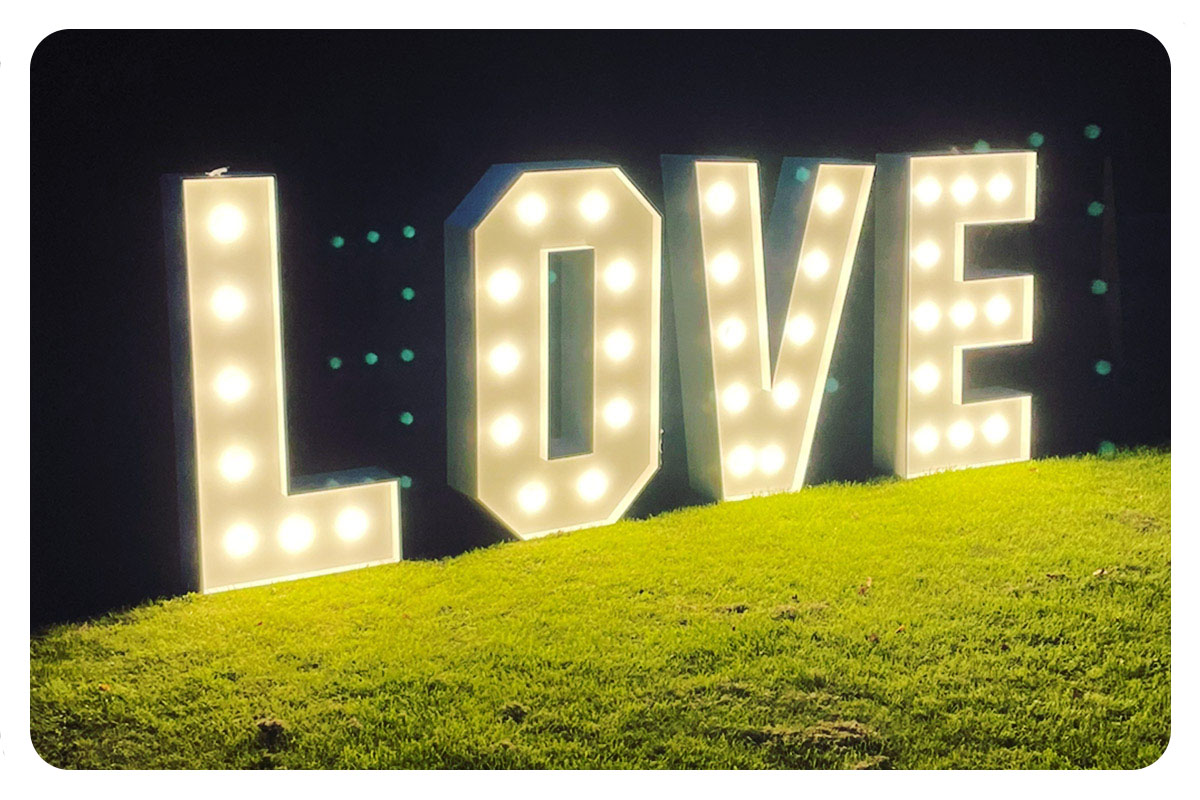 napis-love-wesola-budka-2